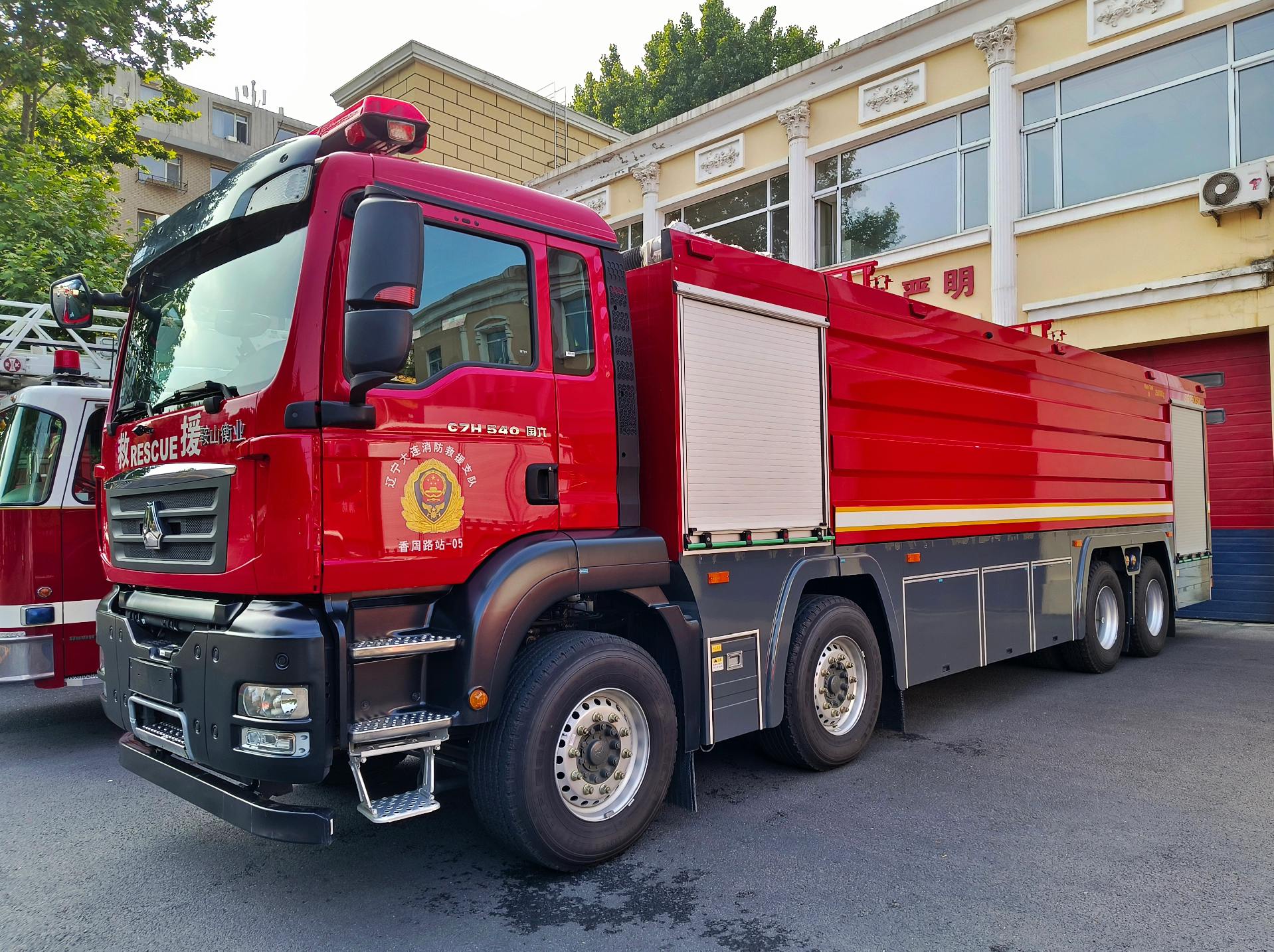 大連消防的鞍山衡業25噸水罐消防車